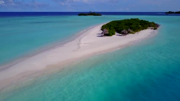 Drone aereo astratto della costa idilliaca viaggio spiaggia dal mare blu e sfondo di sabbia bianca — Video Stock