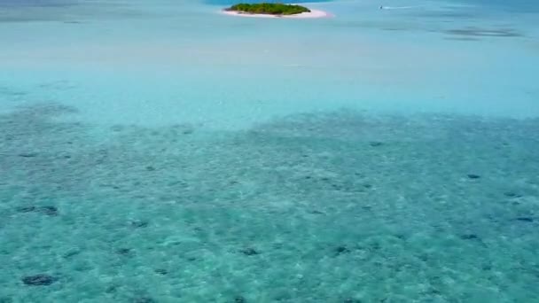 Turystyka lotnicza morskiego wybrzeża czas plaży przez błękitną wodę z białym, piaszczystym tle — Wideo stockowe