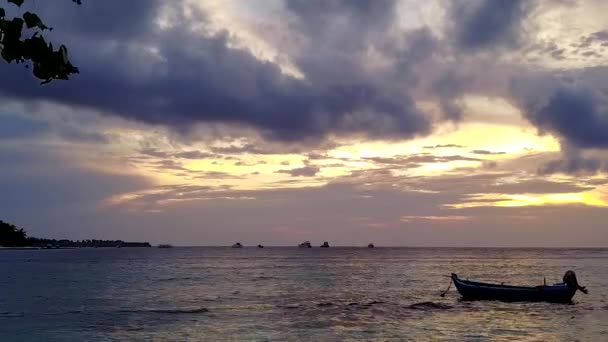 Luftbild perfekter Küstenstrandlebensstil durch transparenten Ozean mit hellem Sandhintergrund — Stockvideo