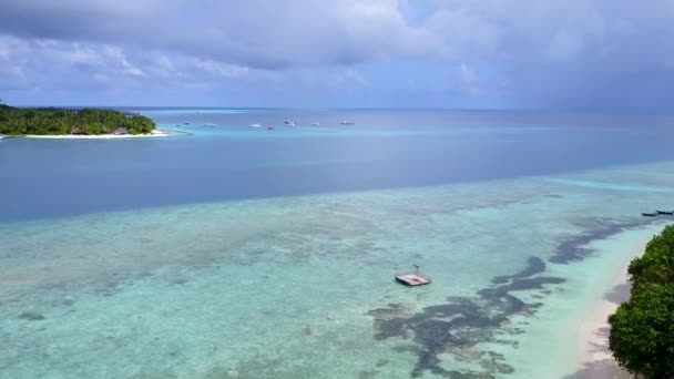 Повітряний вид подорожі морський острів пляжний спосіб життя на синьому морі та білому піщаному фоні — стокове відео