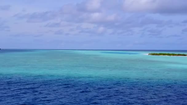 Drone widok niebo spokojnej wyspy wakacje na plaży przez niebieski zielony ocean i białe piaszczyste tło — Wideo stockowe