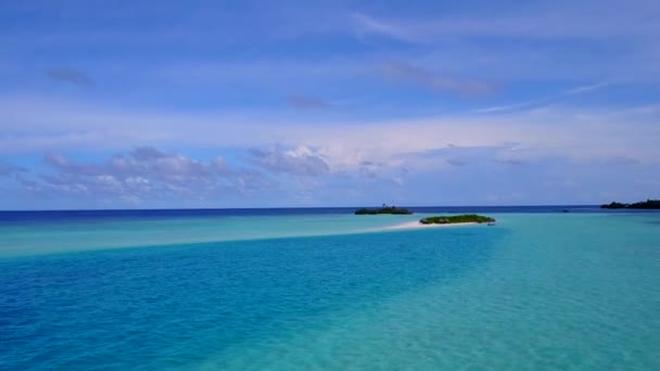 Drone vista turismo de viagem de praia resort exótico por mar transparente e fundo de areia limpa — Vídeo de Stock