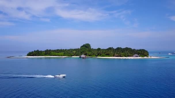 Drone antenowy charakter pięknej linii brzegowej plaży styl życia przez niebieski ocean i czyste tło piasku — Wideo stockowe