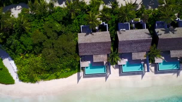 Воздушный пейзаж идиллического морского путешествия по заливу с голубой лагуной и белым песком на фоне — стоковое видео