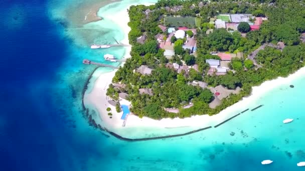 Drone légi táj trópusi tengerpart nyaralás kék zöld víz fehér homokos háttér — Stock videók