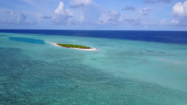 白い砂の背景を持つ青い海による熱帯リゾートビーチの航海の空中無人機の性質 — ストック動画
