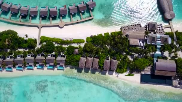 Vista aérea paisagem marítima de férias exóticas praia litoral por mar raso com fundo de areia branca — Vídeo de Stock