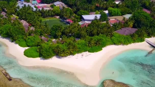 Εναέρια κηφήνας ταξίδια της χαλαρωτικής περιπέτειας παραλία θέρετρο από μπλε πράσινο ωκεανό και φωτεινό αμμώδη φόντο — Αρχείο Βίντεο