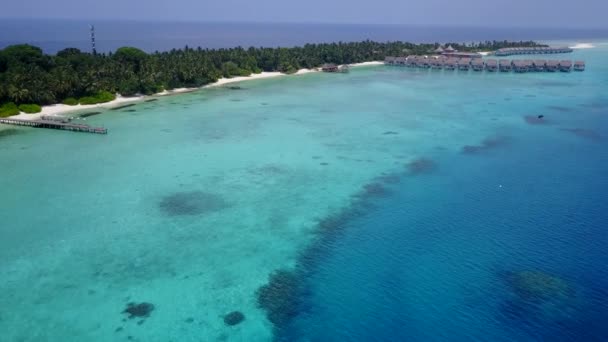 Paisaje marino de drones aéreos con tranquilas vistas al mar viaje a la playa por el mar azul con fondo de arena blanca — Vídeo de stock