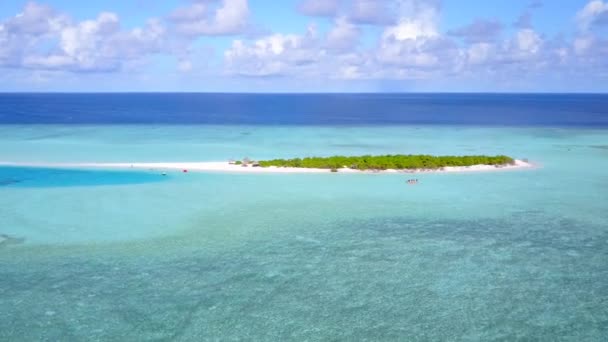 Widok z lotu ptaka streszczenie egzotycznego wybrzeża plaży styl życia przez niebieską lagunę i czyste tło piasku — Wideo stockowe
