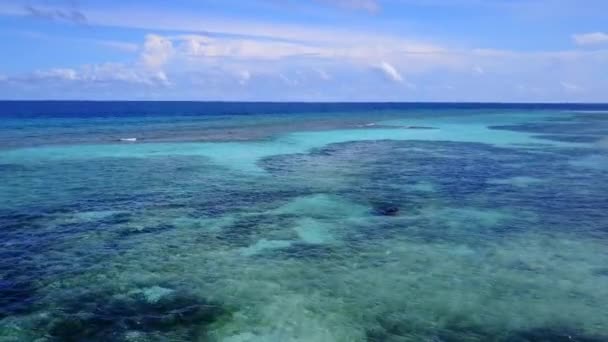 Paisaje marino aéreo del paraíso viaje de playa turística por el océano azul con un fondo arenoso brillante — Vídeos de Stock