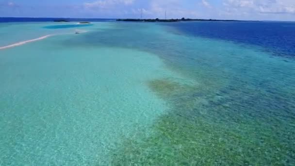 透明水と白い砂浜の背景によるエキゾチックなリゾートビーチタイムのドローンビューの空 — ストック動画
