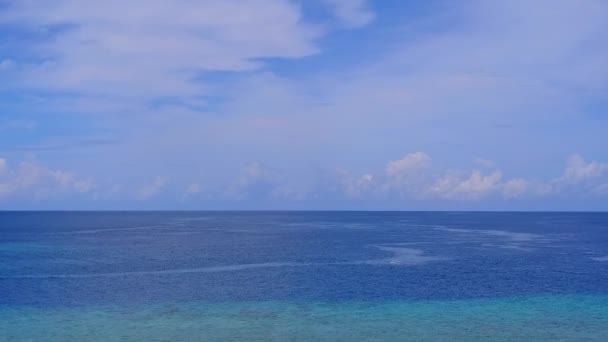 Aereo drone viaggio di idilliaca spiaggia turistica viaggio in acqua blu mare con sfondo di sabbia bianca — Video Stock