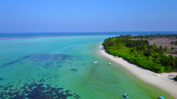 Légi drón utazás paradicsomi üdülőhely strand kaland sekély tenger és fehér homokos háttér — Stock videók