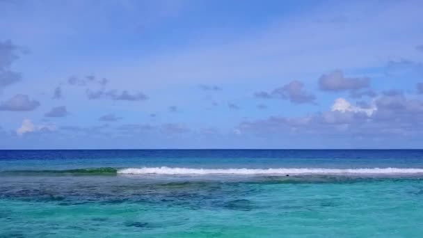 Εναέρια κηφήνας ουρανό του θαλάσσιου θέρετρου διακοπές στην παραλία από μπλε ωκεανό και καθαρό φόντο άμμο — Αρχείο Βίντεο