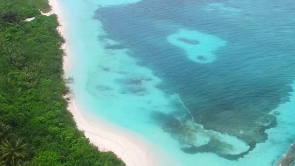 Paisaje de vista aérea de la costa exótica viaje de playa por laguna verde azul con fondo de arena brillante — Vídeo de stock
