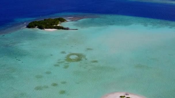 Aereo drone natura di tranquilla spiaggia costa pausa da blu oceano e sabbia bianca sfondo — Video Stock