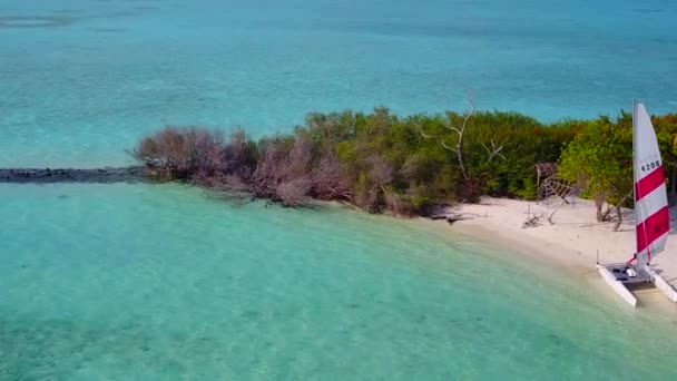 Drone φύση του τροπικού τουριστικού ταξιδιού παραλία με διάφανη θάλασσα με λευκό φόντο άμμο — Αρχείο Βίντεο