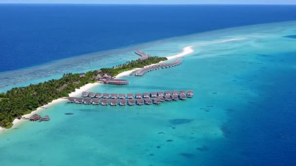 Дронна панорама райської бухти пляжний відпочинок на аква-блакитному морі та білому піщаному фоні — стокове відео