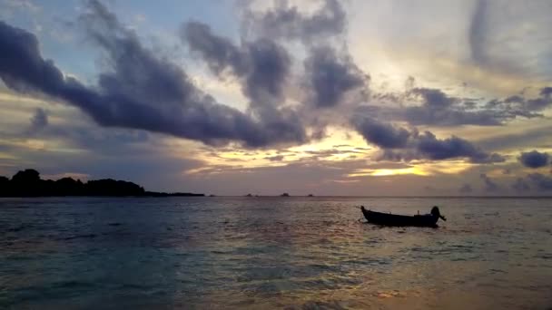 Drone ciel aérien de lagon exotique voyage sur la plage par lagon bleu vert et fond sablonneux blanc — Video