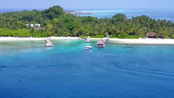 Drone vista cielo della costa tropicale beach break da oceano poco profondo e sfondo di sabbia bianca — Video Stock