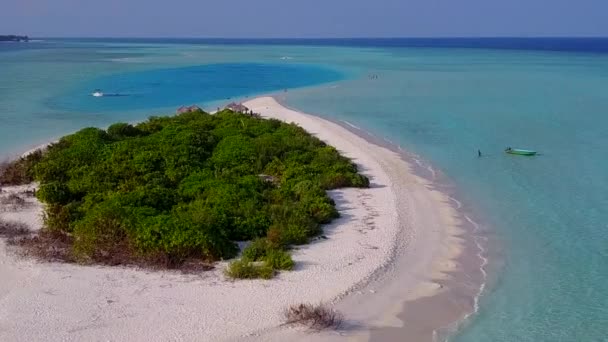 Drone uitzicht hemel van perfecte kustlijn strand levensstijl door aqua blauw water met witte zandachtergrond — Stockvideo