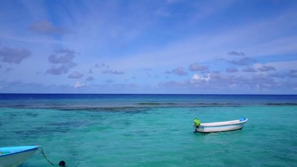 Drone antenne natuur van het paradijs kust strand reis door blauw water en wit zand achtergrond — Stockvideo