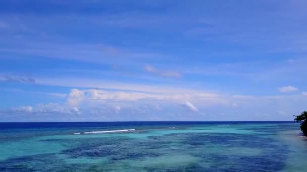 Letecký pohled cestovní ruch mořského ostrova pláž dobrodružství podle modrého oceánu a bílého písečného pozadí — Stock video