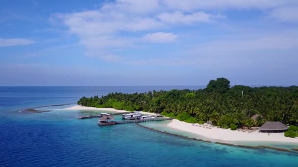 Drone paisaje de relajante costa viaje de playa por el agua verde azul con fondo de arena blanca — Vídeos de Stock