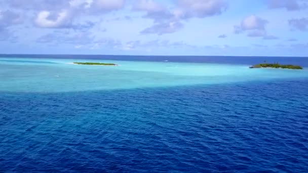 Drone view textura de perfecto mar vista playa romper por aguas poco profundas con fondo de arena blanca — Vídeos de Stock