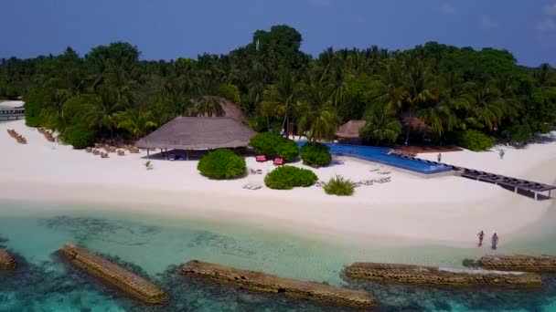 Drone vista cielo di perfetta laguna spiaggia viaggio da blu oceano e sfondo sabbia brillante — Video Stock