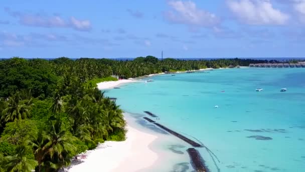 Drone természet paradicsom üdülőhely strand idő kék tenger és fehér homok háttér — Stock videók