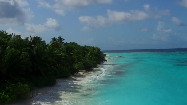 Naturaleza aérea de la costa marina viaje de playa por el océano transparente con fondo de arena limpia — Vídeos de Stock