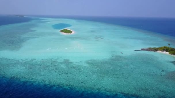 Vista aérea céu de ilha tropical praia férias por mar azul e fundo de areia branca — Vídeo de Stock