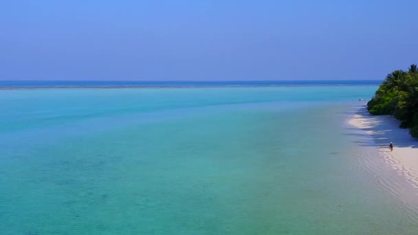 Drone turismo di idilliaca località balneare viaggio in acqua blu con sfondo di sabbia bianca — Video Stock