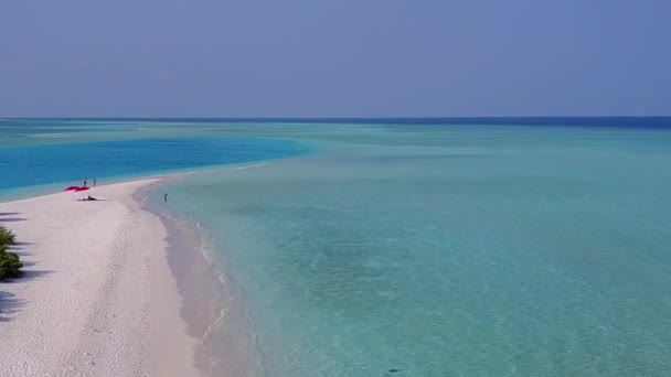 Aereo drone turismo del paradiso riva spiaggia tempo dal blu dell'oceano e sfondo di sabbia bianca — Video Stock