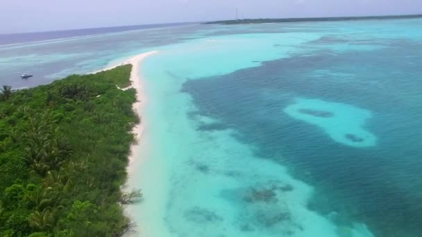 Tourisme aérien de plage rivage parfait temps par mer bleue et fond de sable blanc — Video