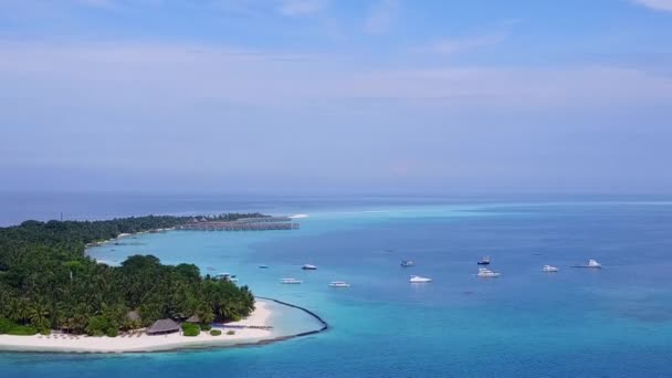 Воздушный беспилотный туризм райского курорта отдых на пляже с голубой водой и белым песком на фоне — стоковое видео