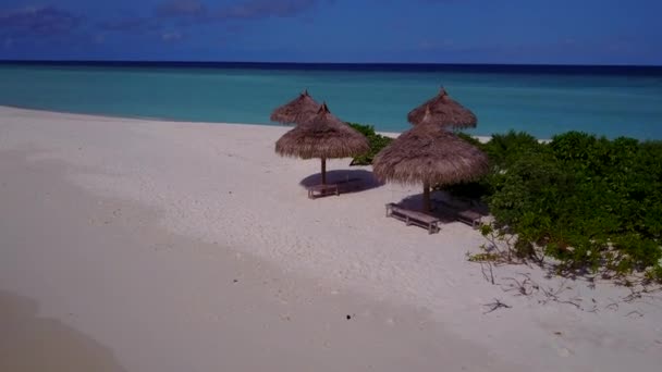 Aereo drone natura dell'isola marina spiaggia pausa da blu oceano e sfondo di sabbia bianca — Video Stock