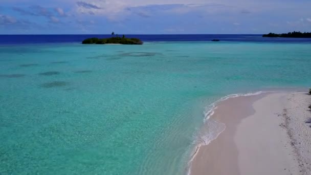 Dron pohled na moře relaxační moře pohled pláž dovolená transparentní oceán a bílé písečné pozadí — Stock video