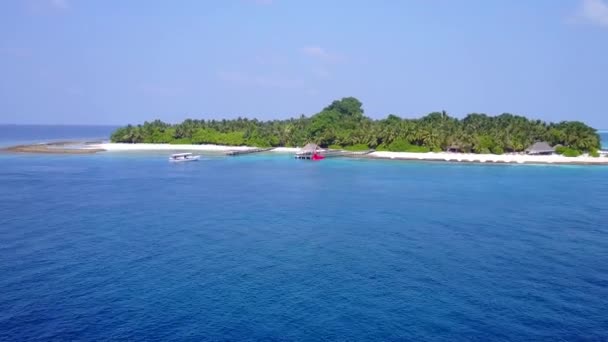 Drón légi turizmus paradicsom üdülőhely strand idő kék víz fehér homok háttér — Stock videók