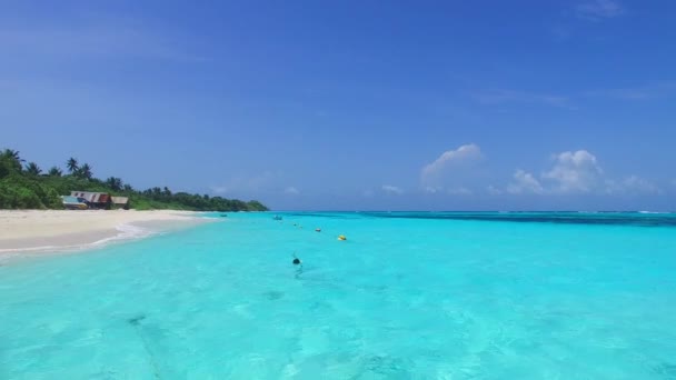 Luchtfoto drone panorama van exotische baai strand vakantie door blauwe zee met wit zand achtergrond — Stockvideo