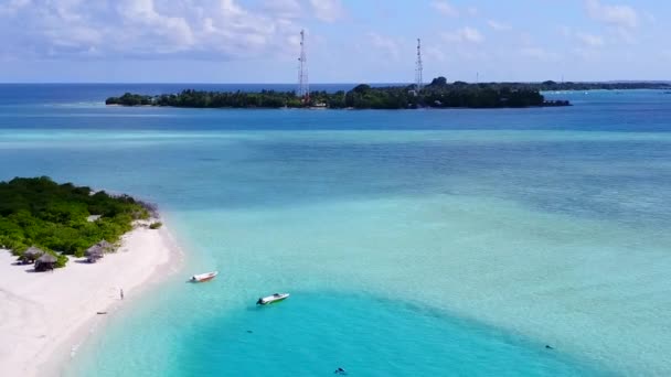 透明度の高い海と白い砂の背景によるエキゾチックな海のビーチの航海の空中パノラマ — ストック動画