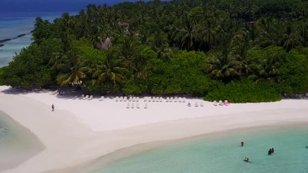 Drone aéreo natureza do resort tropical viagem de praia por mar raso com fundo arenoso branco — Vídeo de Stock