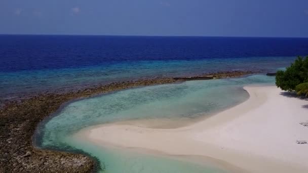 Беспилотник воздушное путешествие расслабляющей береговой дикой природы пляжа на чистом лагуне и ярком песчаном фоне — стоковое видео