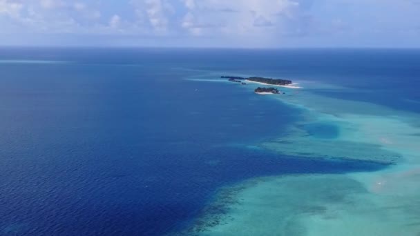 Dron cestování ráje Bay Beach životní styl v modrém moři s jasným pískem pozadí — Stock video