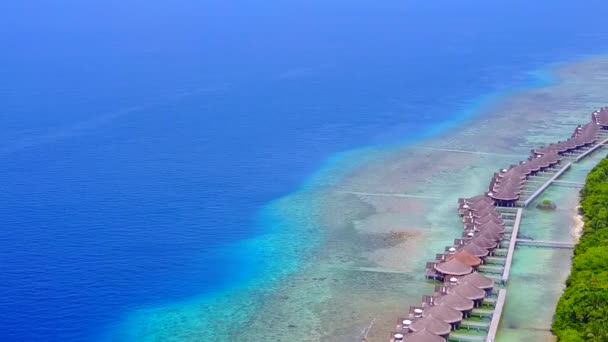 Drone aéreo resumo da viagem idílica praia litoral pelo mar azul e fundo arenoso limpo — Vídeo de Stock
