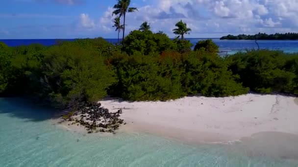 Panorama aéreo da bela vista mar praia férias pelo oceano azul com fundo arenoso branco — Vídeo de Stock