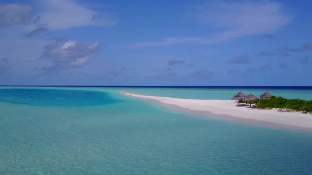 Viaje en avión no tripulado de vacaciones de playa de costa relajante por mar transparente y fondo de arena blanca — Vídeos de Stock