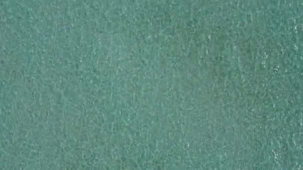 Повітряний дрон морський берег морського узбережжя подорож блакитним зеленим океаном з білим піщаним фоном — стокове відео